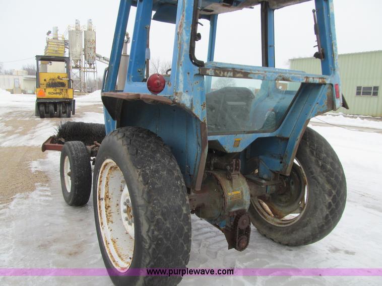 image for item L5569 Ford 2600 tractor