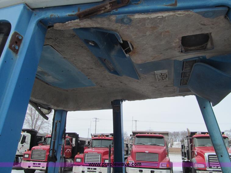 image for item L5569 Ford 2600 tractor