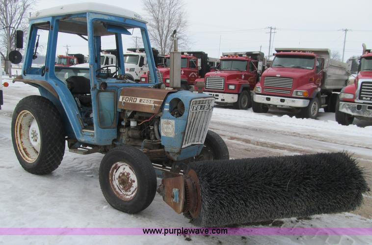 image for item L5569 Ford 2600 tractor