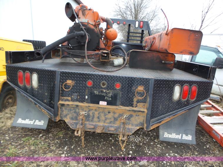 Bradford flatbed in Altoona, IA Item L5581 sold Purple Wave