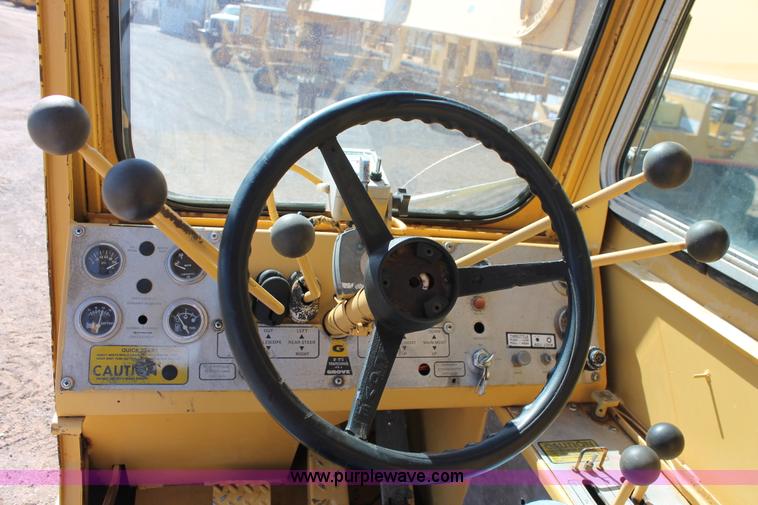 image for item L6828 1980 Grove RT522 rough terrain crane