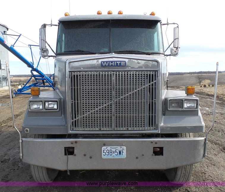 image for item L7062 1987 White WIM semi truck