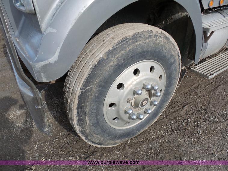 image for item L7062 1987 White WIM semi truck