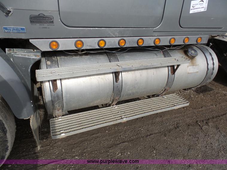 image for item L7062 1987 White WIM semi truck