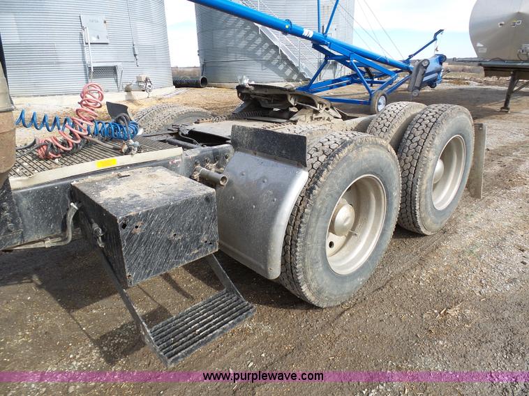 image for item L7062 1987 White WIM semi truck