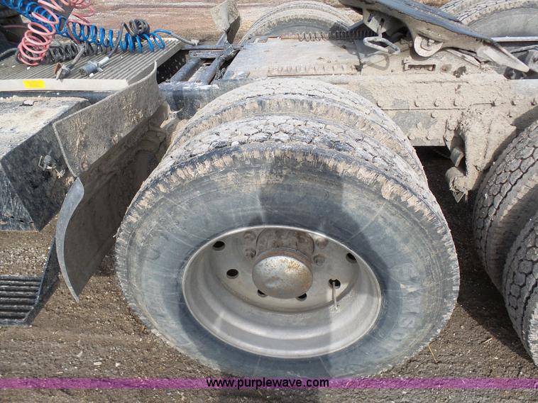 image for item L7062 1987 White WIM semi truck