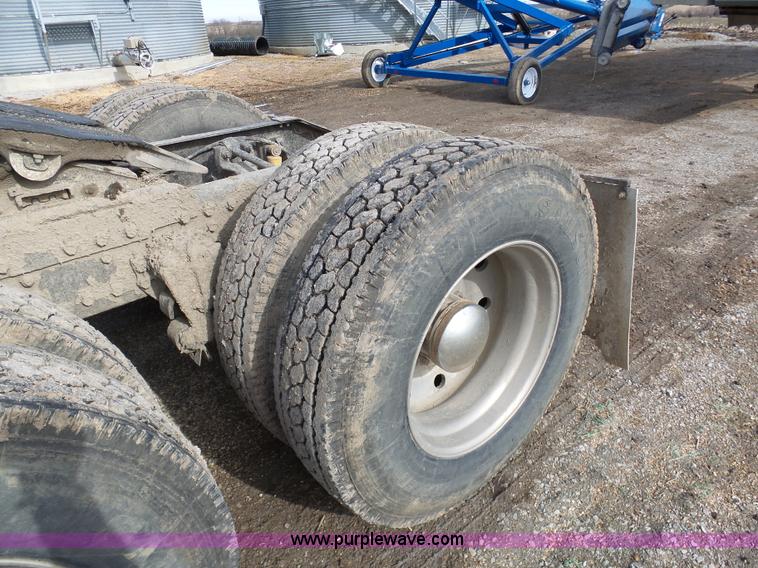 image for item L7062 1987 White WIM semi truck