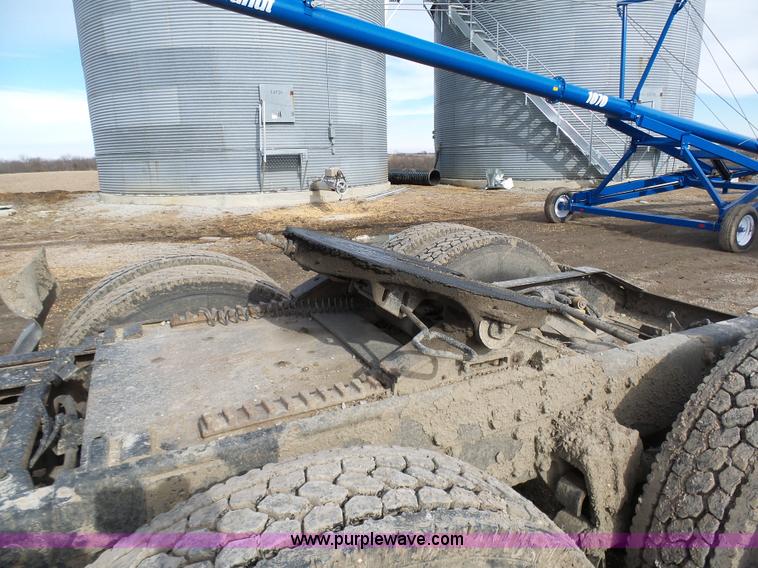 image for item L7062 1987 White WIM semi truck