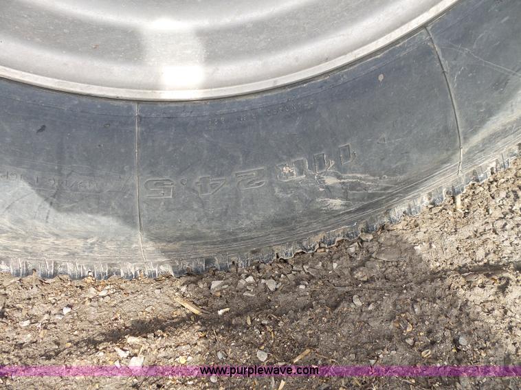 image for item L7062 1987 White WIM semi truck