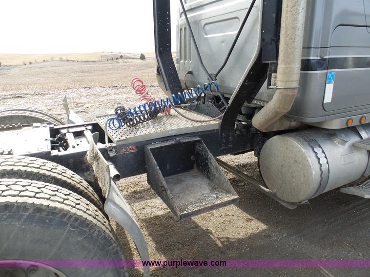 image for item L7062 1987 White WIM semi truck