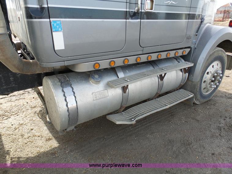 image for item L7062 1987 White WIM semi truck