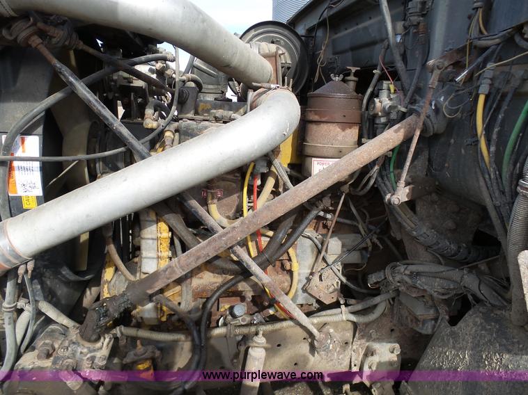 image for item L7062 1987 White WIM semi truck