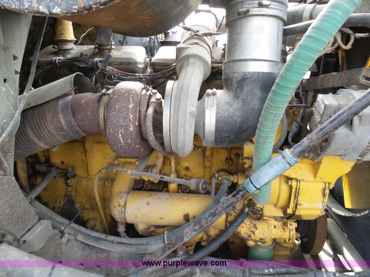 image for item L7062 1987 White WIM semi truck