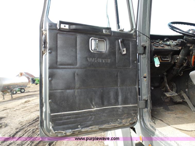 image for item L7062 1987 White WIM semi truck