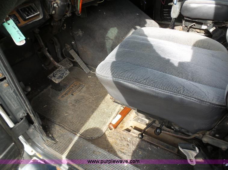 image for item L7062 1987 White WIM semi truck