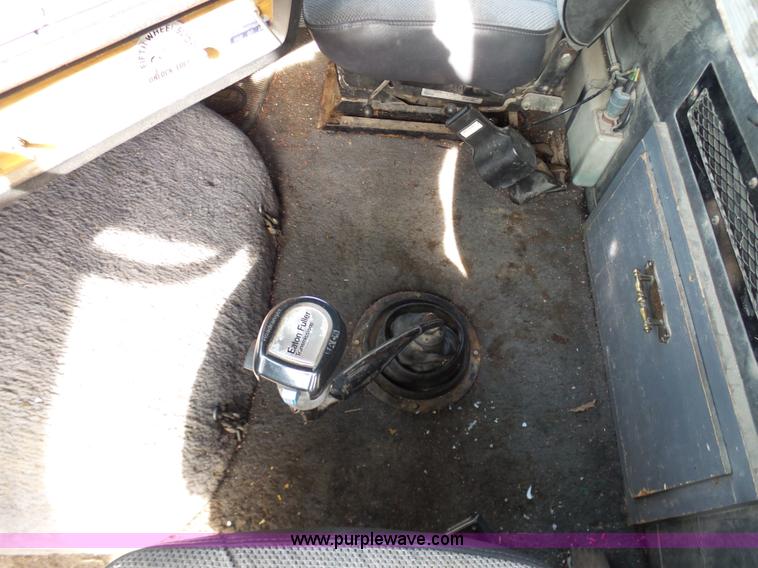 image for item L7062 1987 White WIM semi truck