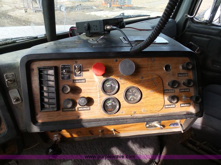 image for item L7062 1987 White WIM semi truck