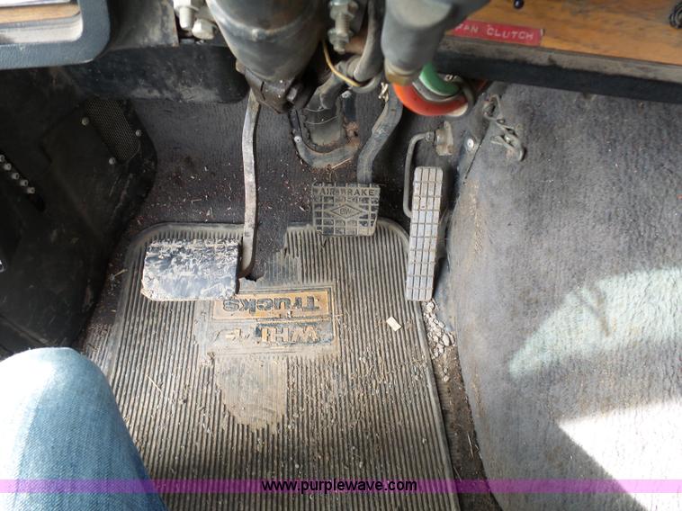 image for item L7062 1987 White WIM semi truck