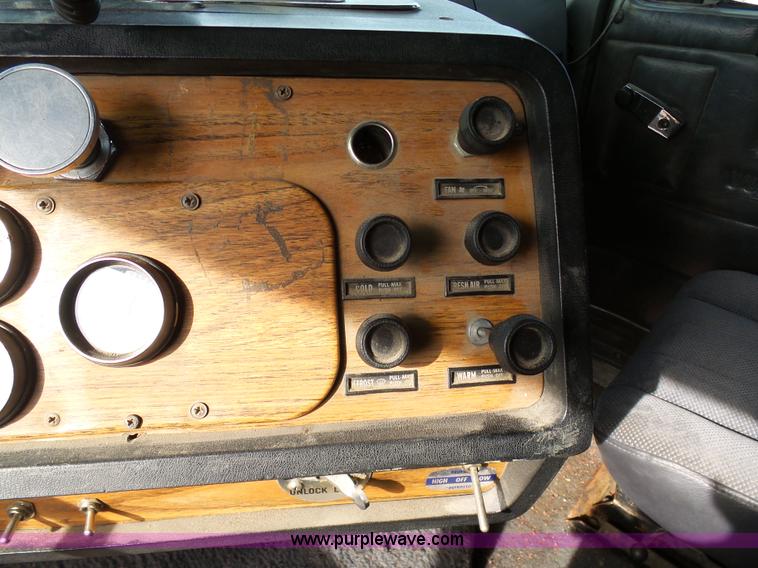 image for item L7062 1987 White WIM semi truck