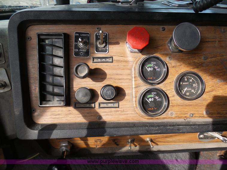 image for item L7062 1987 White WIM semi truck