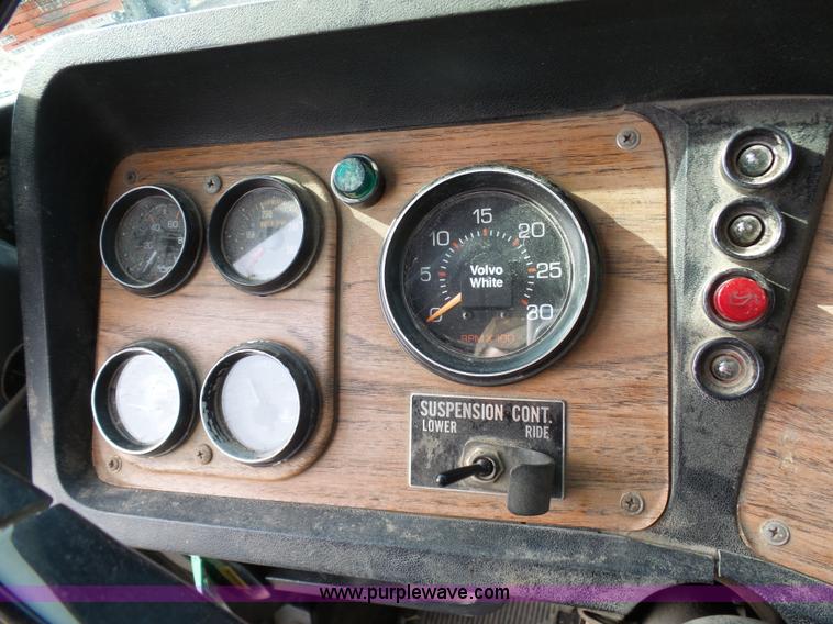 image for item L7062 1987 White WIM semi truck