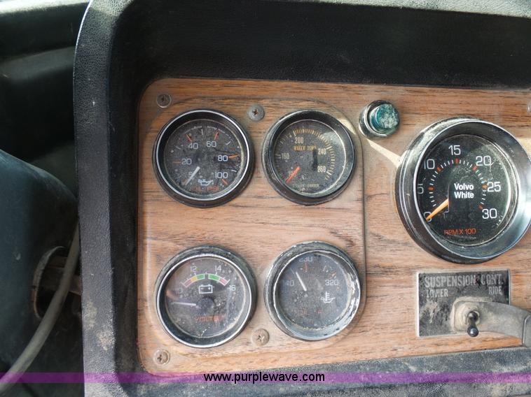 image for item L7062 1987 White WIM semi truck