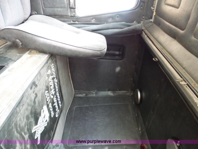 image for item L7062 1987 White WIM semi truck