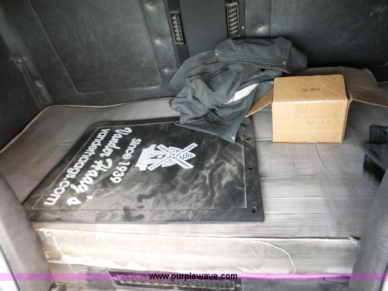 image for item L7062 1987 White WIM semi truck