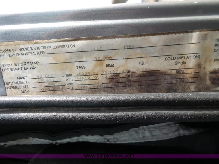 image for item L7062 1987 White WIM semi truck