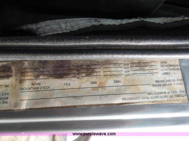 image for item L7062 1987 White WIM semi truck