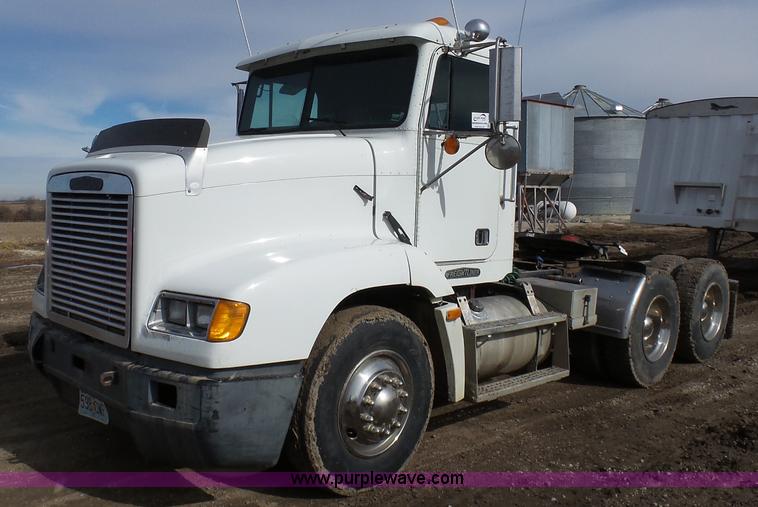 image for item L7080 1996 Freightliner FLD112 semi truck