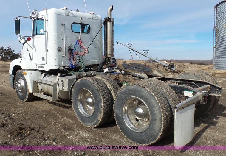 image for item L7080 1996 Freightliner FLD112 semi truck