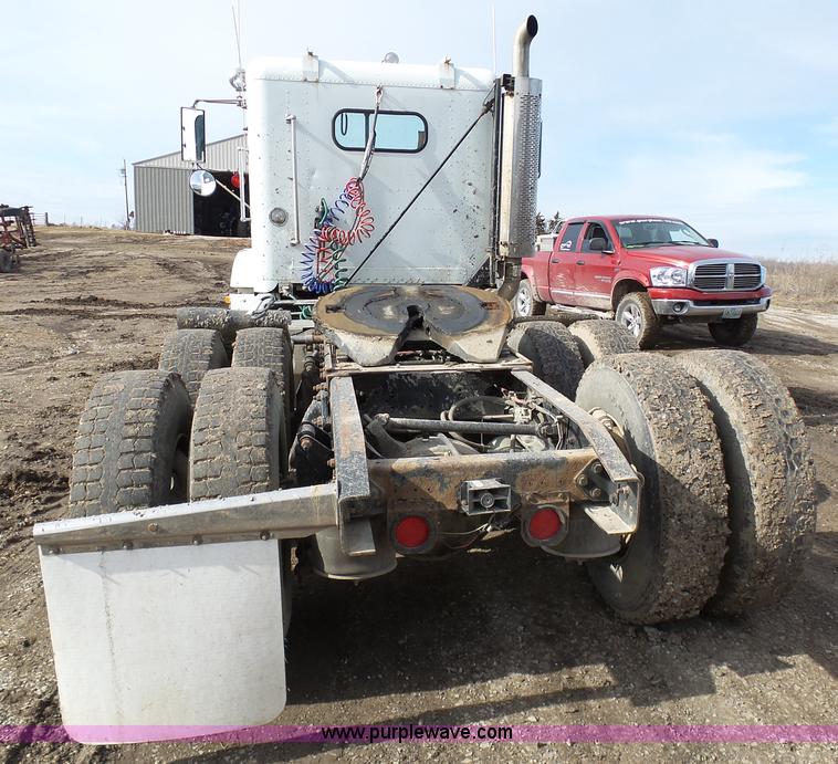 image for item L7080 1996 Freightliner FLD112 semi truck