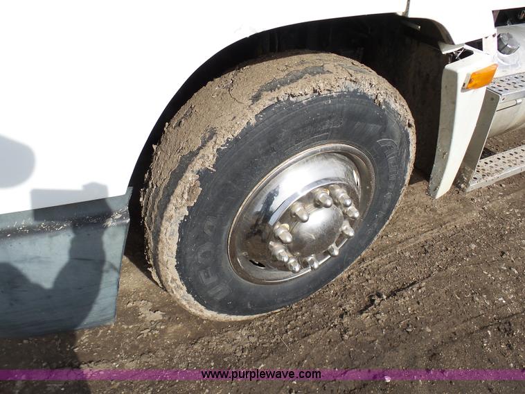 image for item L7080 1996 Freightliner FLD112 semi truck