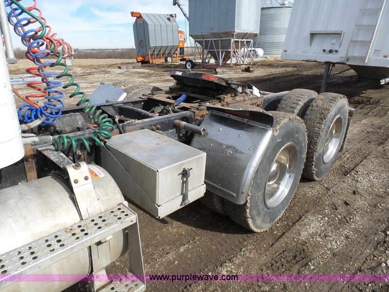 image for item L7080 1996 Freightliner FLD112 semi truck