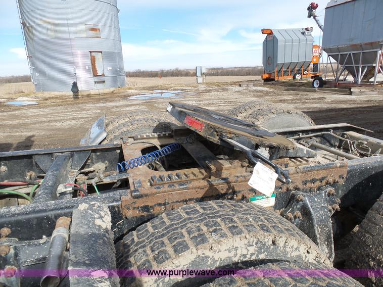 image for item L7080 1996 Freightliner FLD112 semi truck