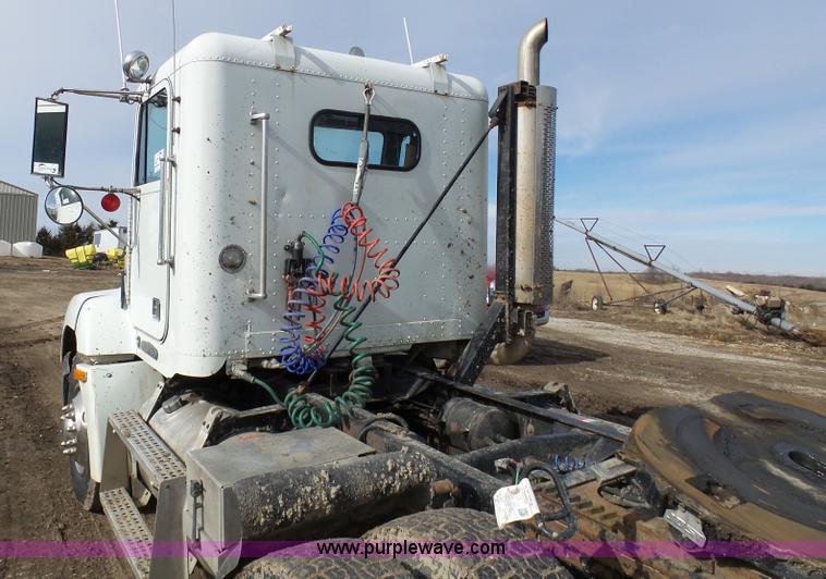 image for item L7080 1996 Freightliner FLD112 semi truck