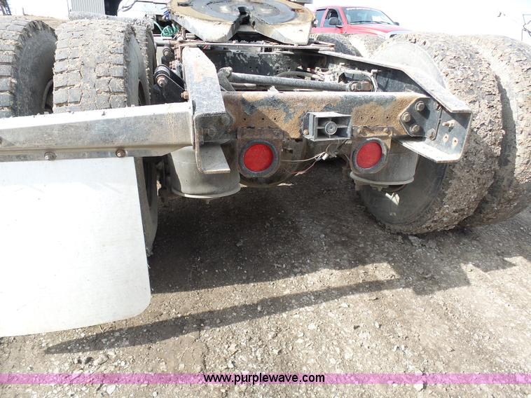 image for item L7080 1996 Freightliner FLD112 semi truck