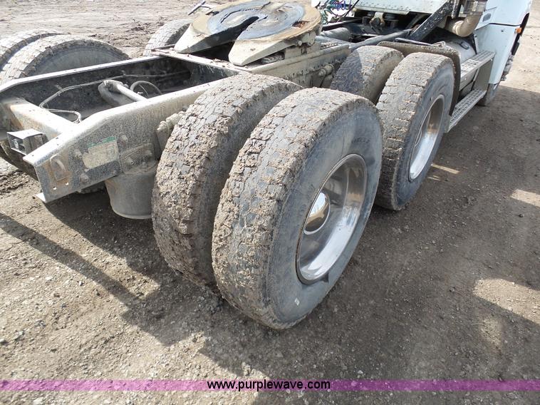 image for item L7080 1996 Freightliner FLD112 semi truck