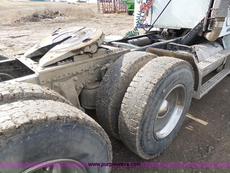 image for item L7080 1996 Freightliner FLD112 semi truck