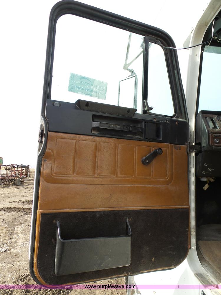 image for item L7080 1996 Freightliner FLD112 semi truck