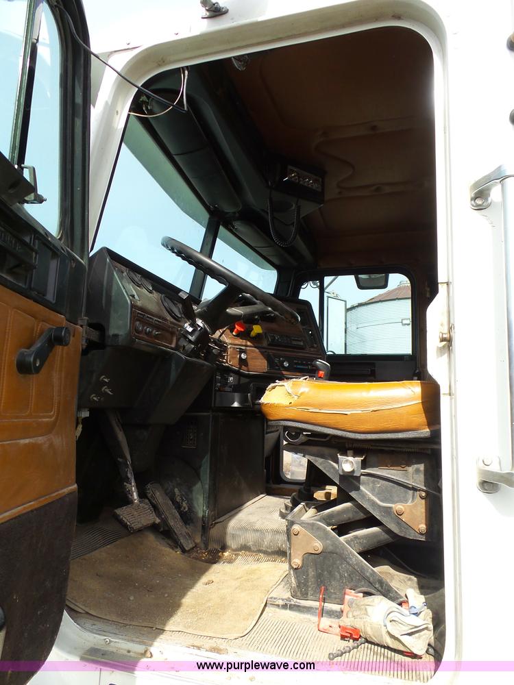 image for item L7080 1996 Freightliner FLD112 semi truck