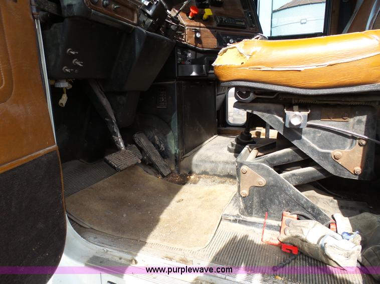 image for item L7080 1996 Freightliner FLD112 semi truck