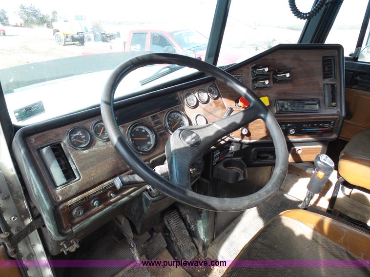 image for item L7080 1996 Freightliner FLD112 semi truck