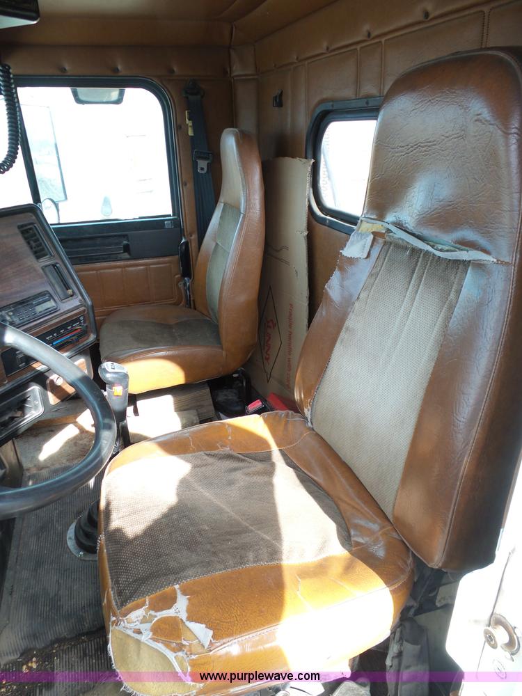 image for item L7080 1996 Freightliner FLD112 semi truck