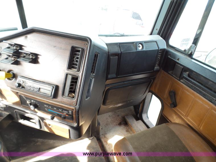 image for item L7080 1996 Freightliner FLD112 semi truck