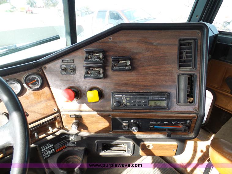 image for item L7080 1996 Freightliner FLD112 semi truck