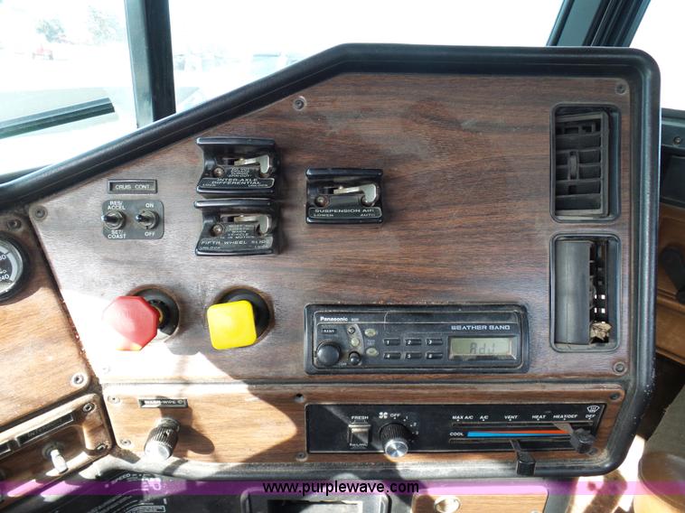 image for item L7080 1996 Freightliner FLD112 semi truck