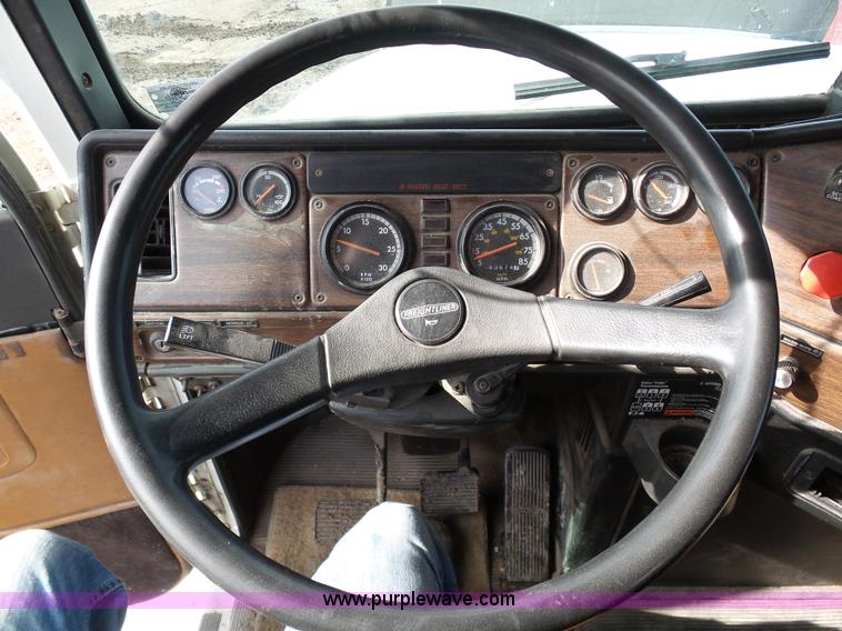 image for item L7080 1996 Freightliner FLD112 semi truck