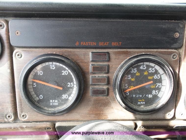 image for item L7080 1996 Freightliner FLD112 semi truck